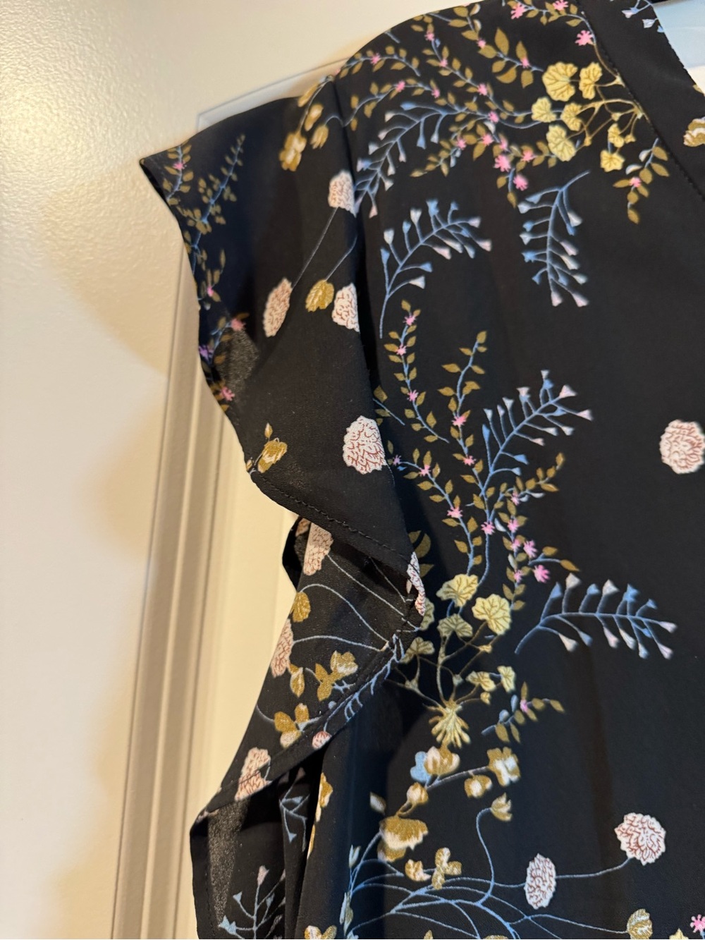 Philosophy Black Floral Ruffle Cap Sleeve Blouse - Picture 3 of 3